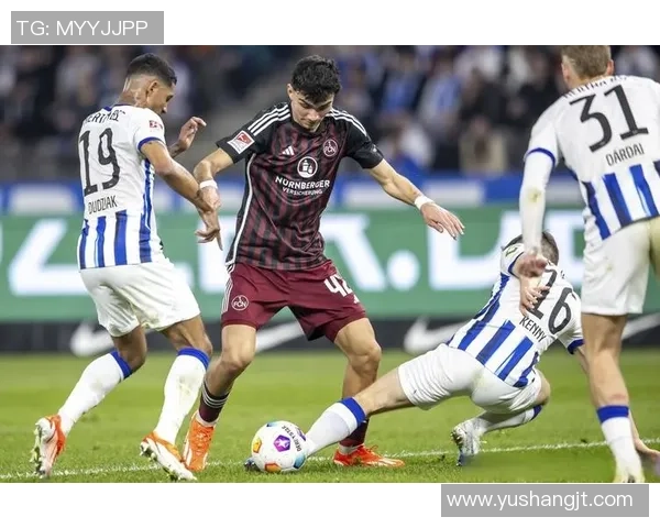 足球球星驰骋边路展现惊人速度与技巧瞬间的精彩瞬间